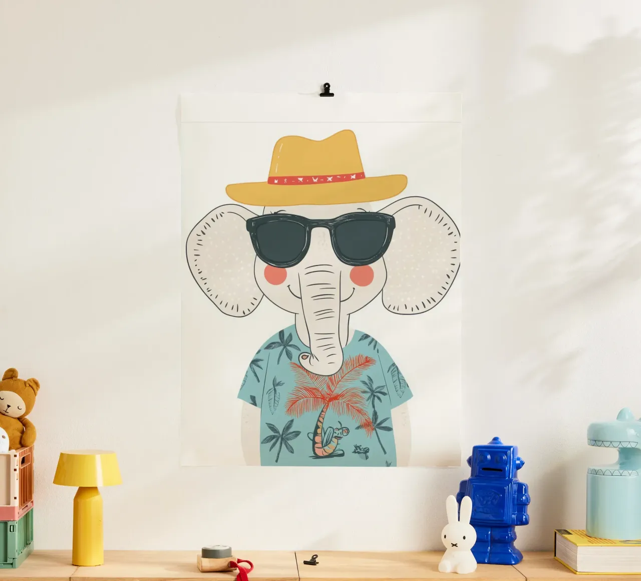 L'elefante in vacanza poster con telaio in legno da So Cute Land - Affiches et posters
