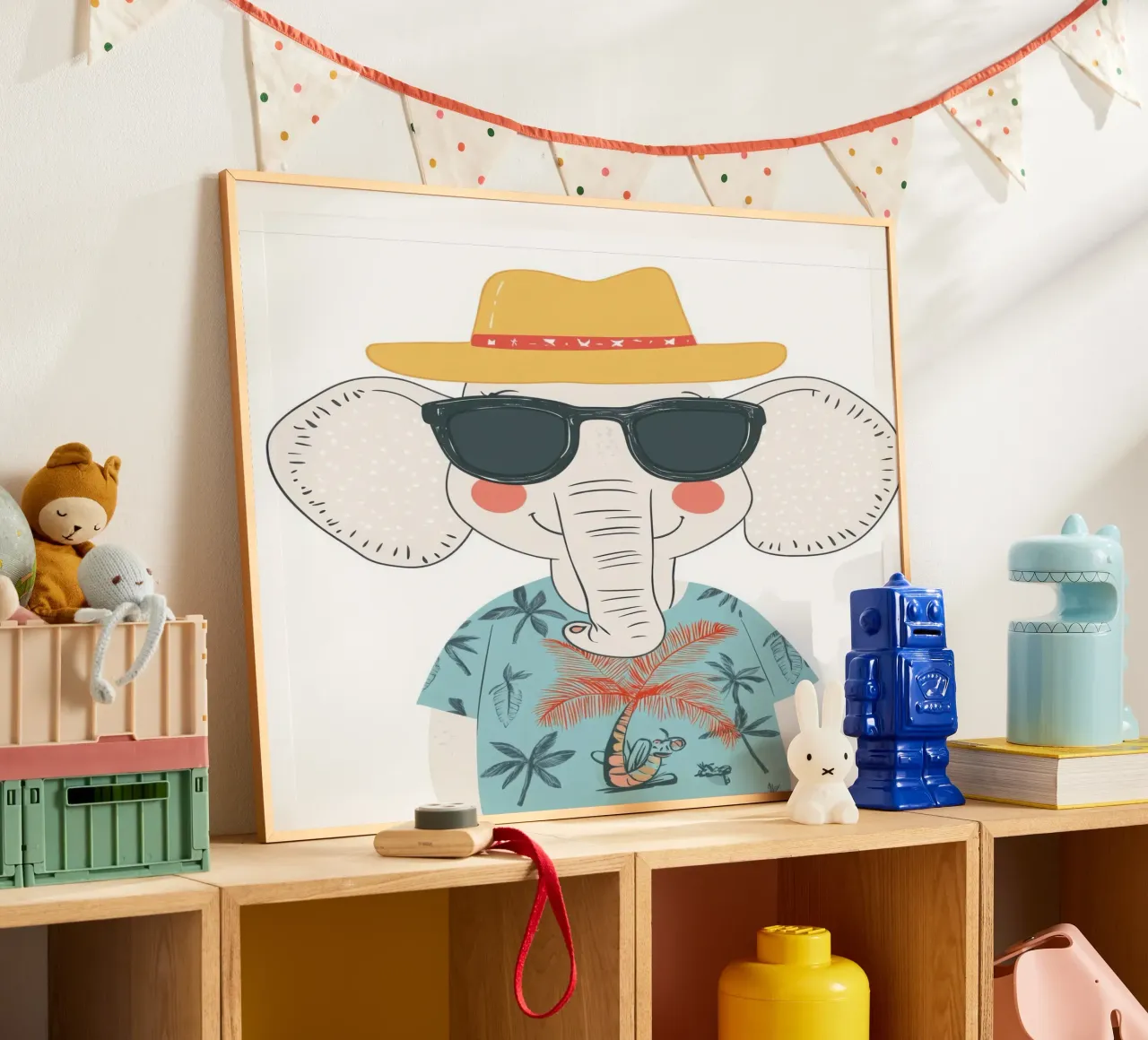 L'elefante in vacanza poster con telaio in legno da So Cute Land - Affiches et posters