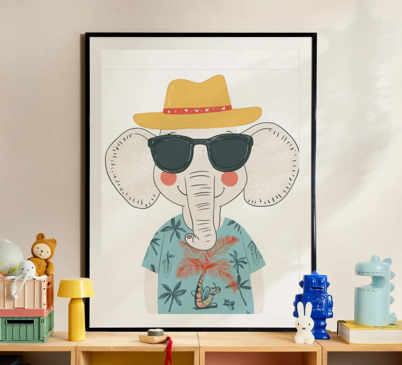 L'elefante in vacanza poster con telaio in legno da So Cute Land - Affiches et posters