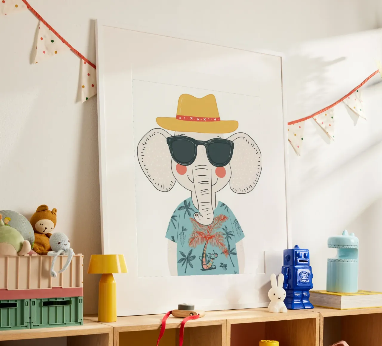 L'elefante in vacanza poster con telaio in legno da So Cute Land - Affiches et posters