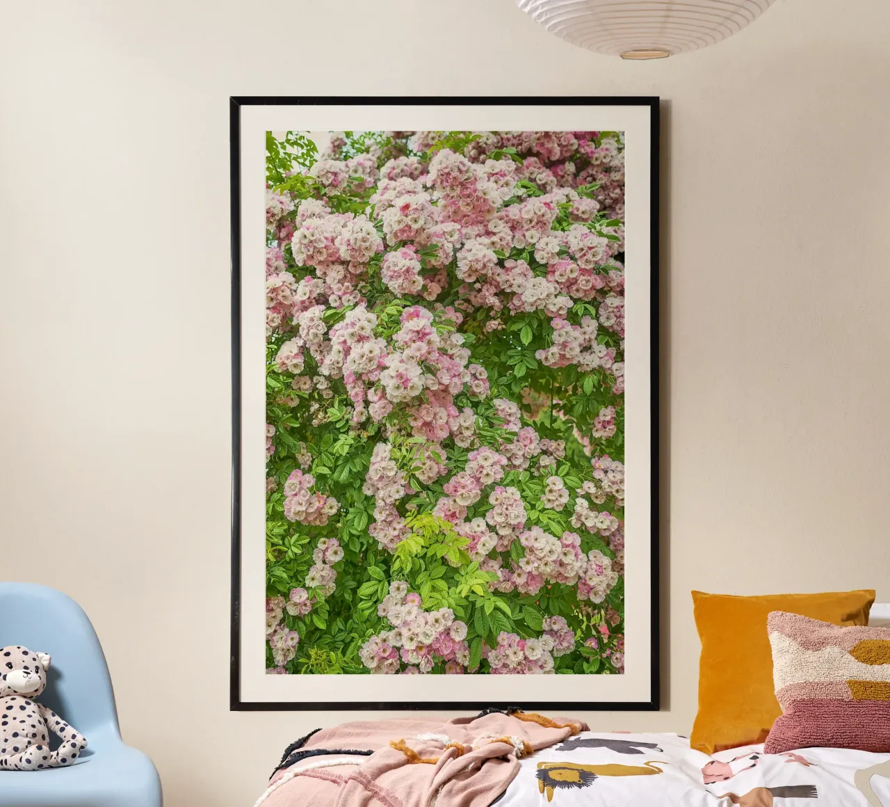 Elegantie in bloei: Klimroos met roze miniroosjes poster van Curious Collections by Marielle Leenders
