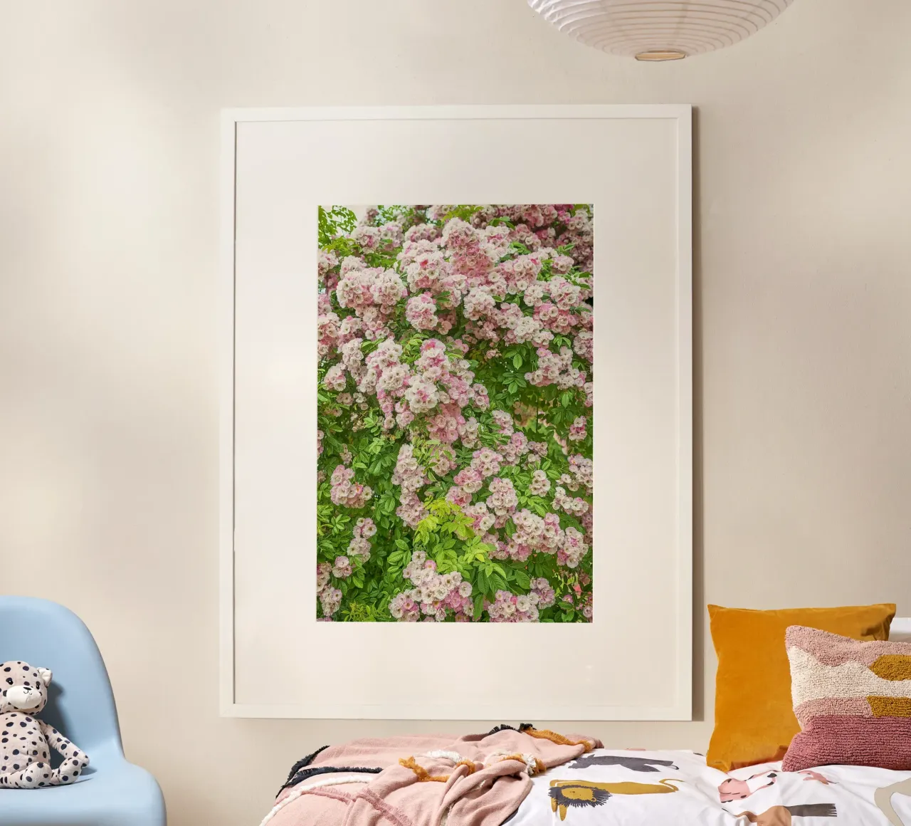 Elegantie in bloei: Klimroos met roze miniroosjes poster van Curious Collections by Marielle Leenders