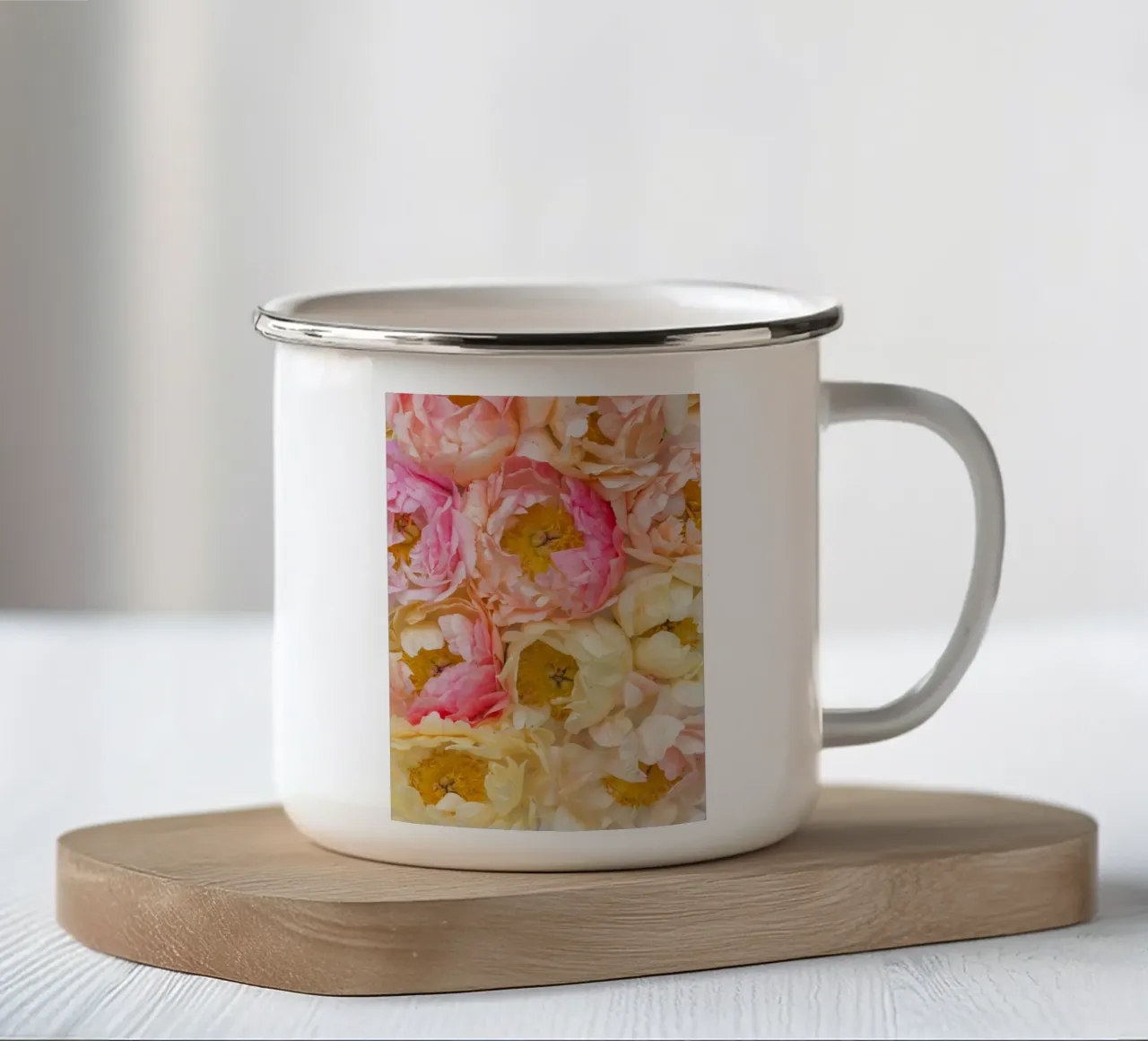 La morbida eleganza delle peonie tazza in smalto da Curious Collections by Marielle Leenders