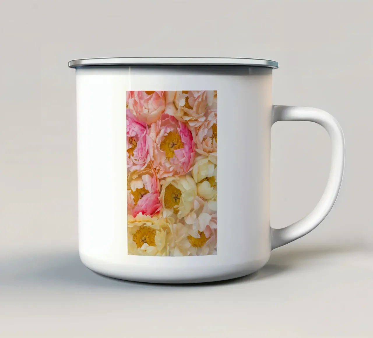 La morbida eleganza delle peonie tazza in smalto da Curious Collections by Marielle Leenders