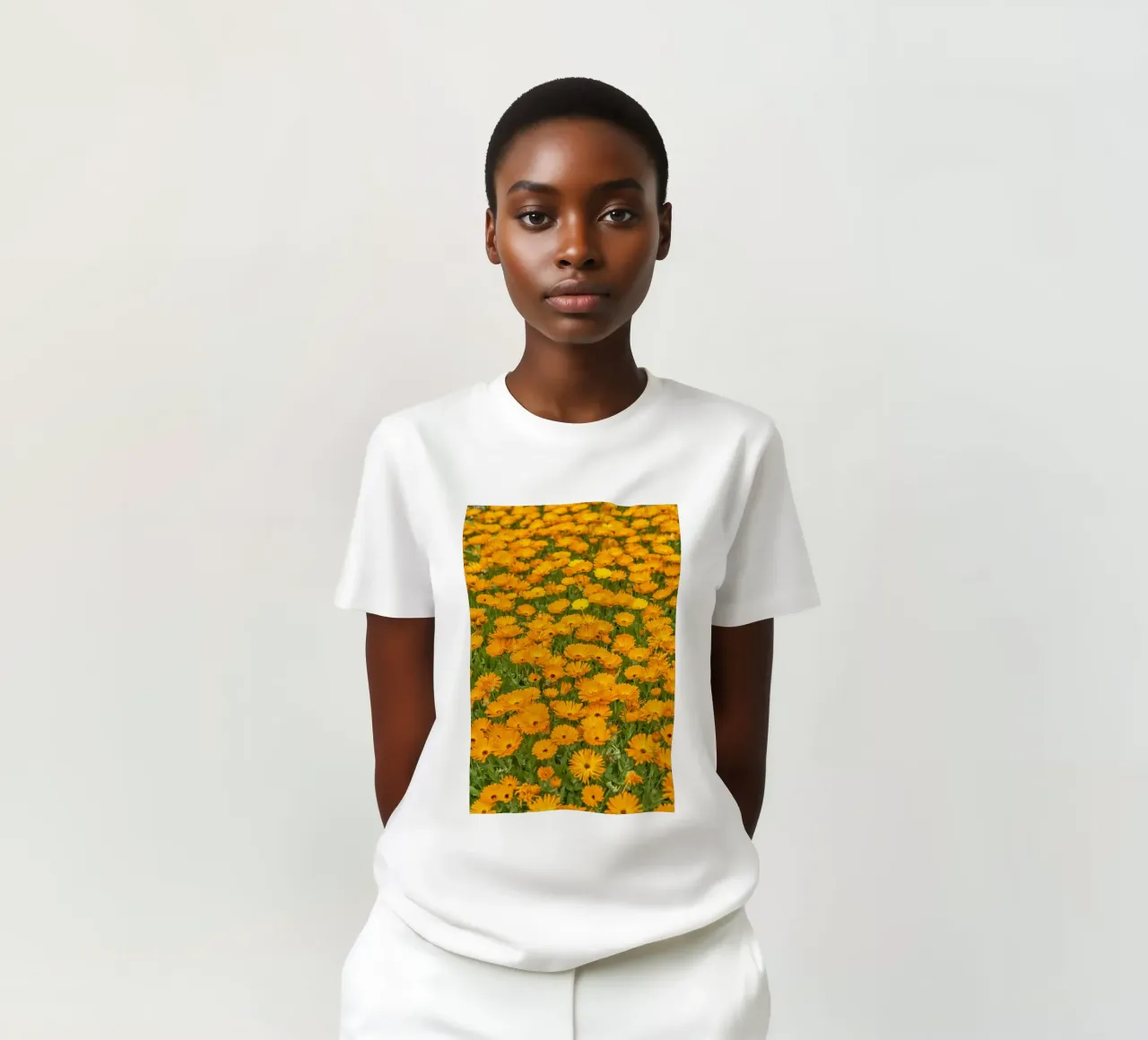 Crogiolarsi nella bellezza luminosa di un campo di fiori di Calendula t-shirt da Curious Collections by Marielle Leenders