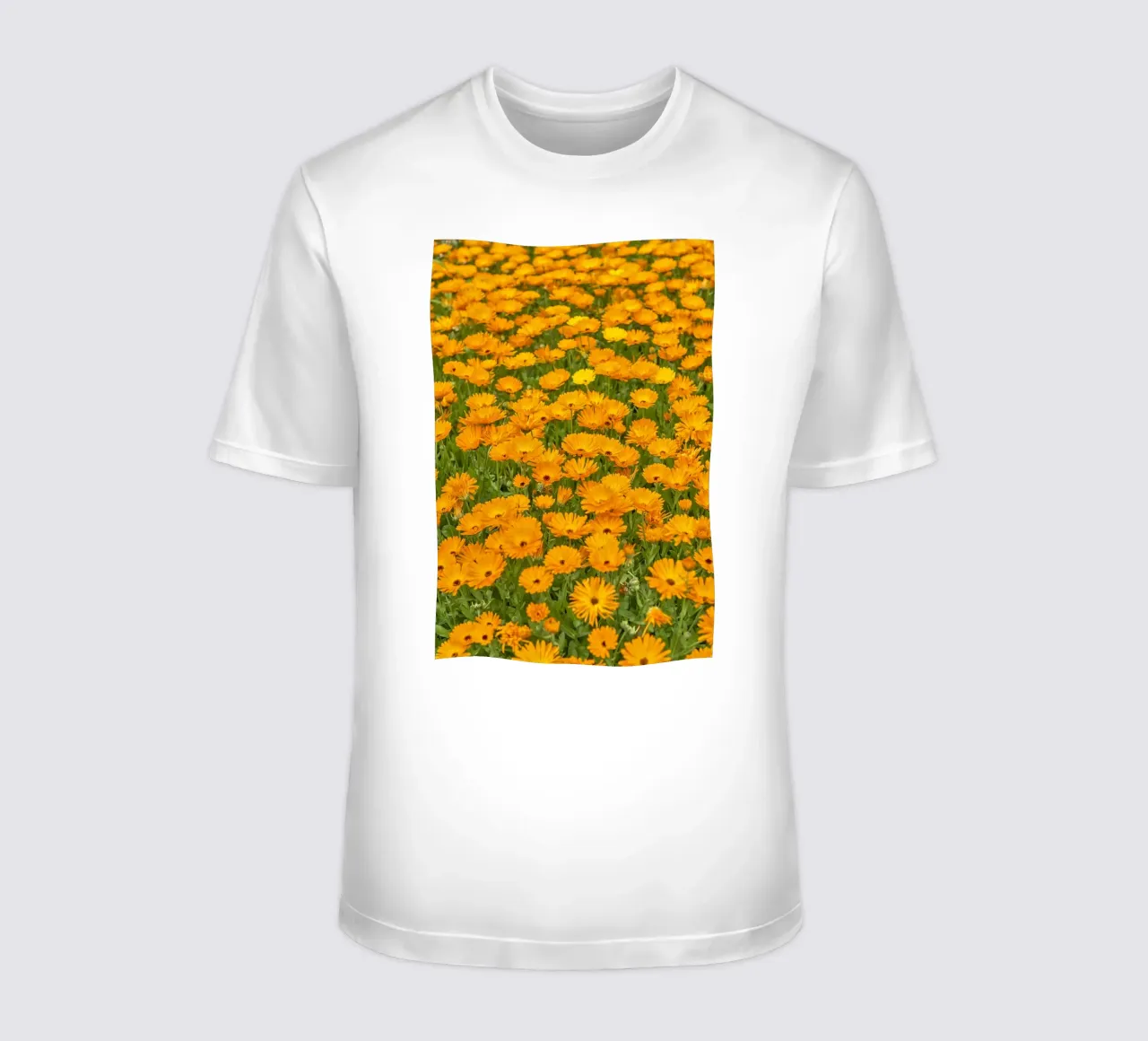 Crogiolarsi nella bellezza luminosa di un campo di fiori di Calendula t-shirt da Curious Collections by Marielle Leenders