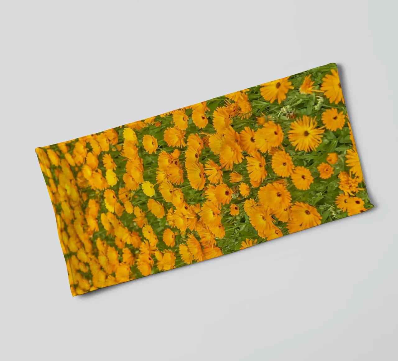 Crogiolarsi nella bellezza luminosa di un campo di fiori di Calendula asciugamano da bagno da Curious Collections by Marielle Leenders