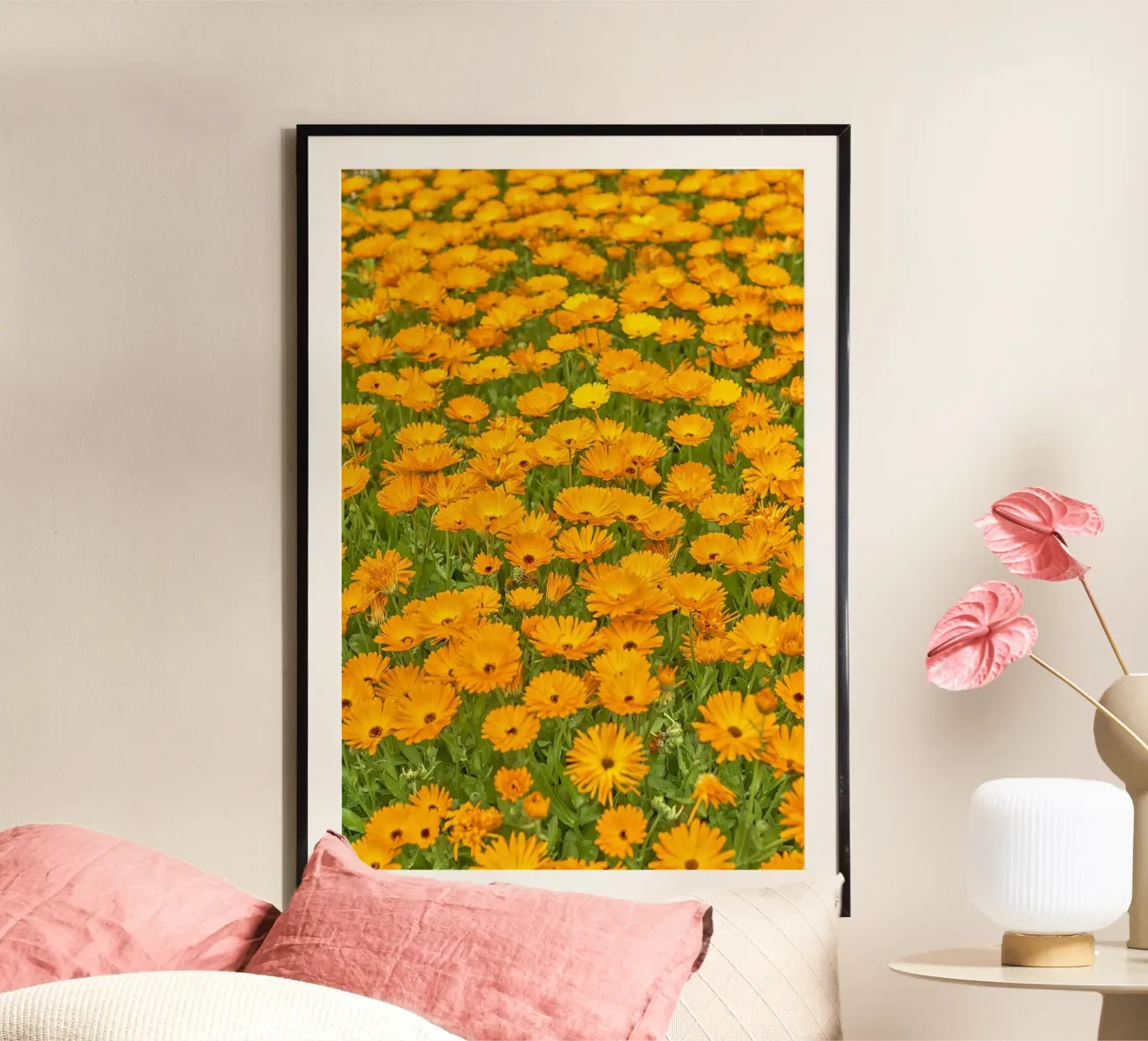 Crogiolarsi nella bellezza luminosa di un campo di fiori di Calendula carta hahnemühle da Curious Collections by Marielle Leenders