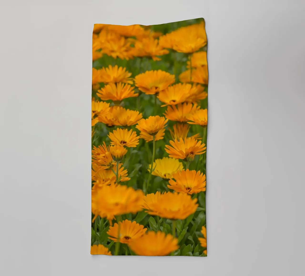 Fiori di calendula asciugamano da bagno da Curious Collections by Marielle Leenders
