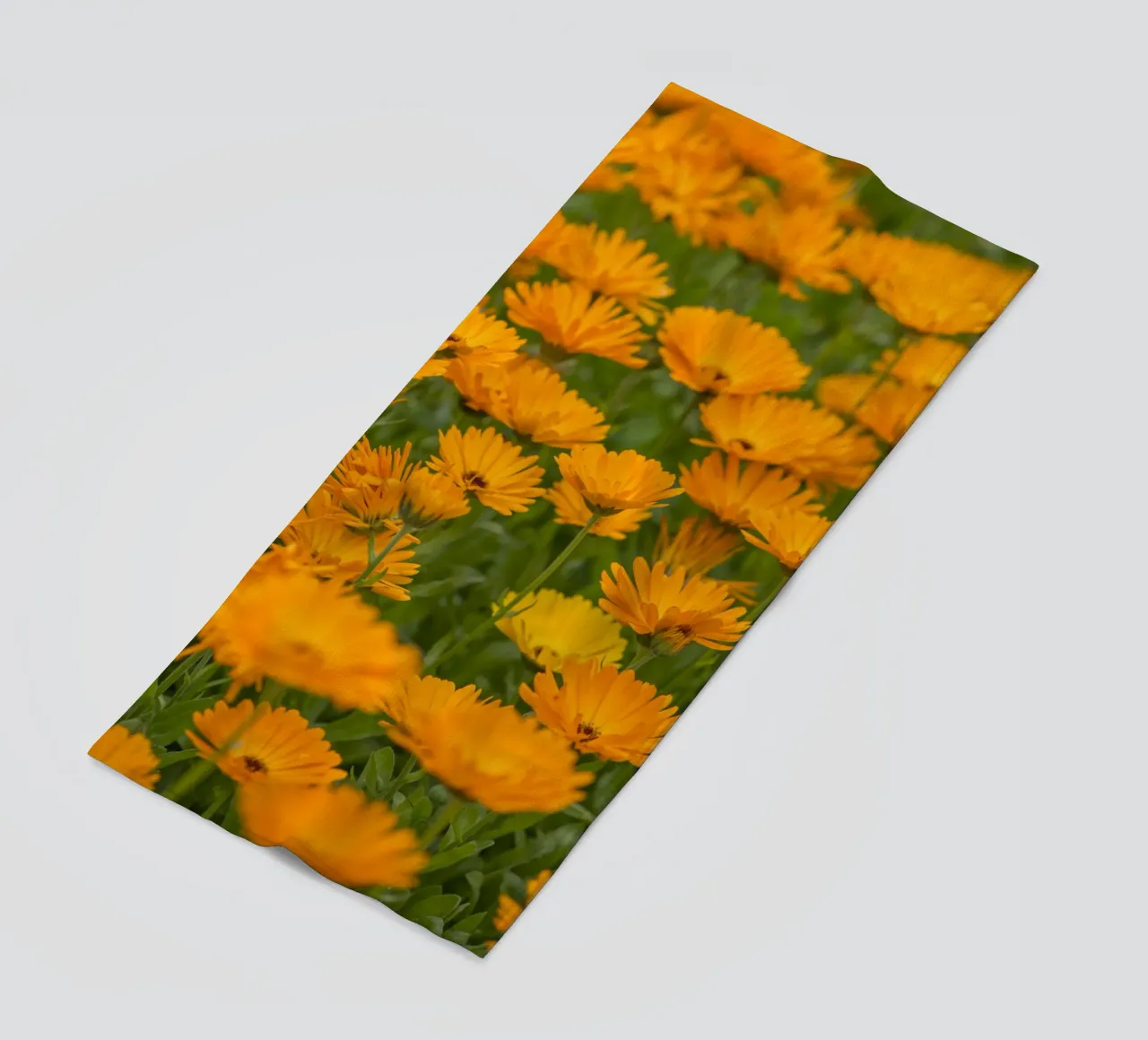 Fiori di calendula telo mare da Curious Collections by Marielle Leenders