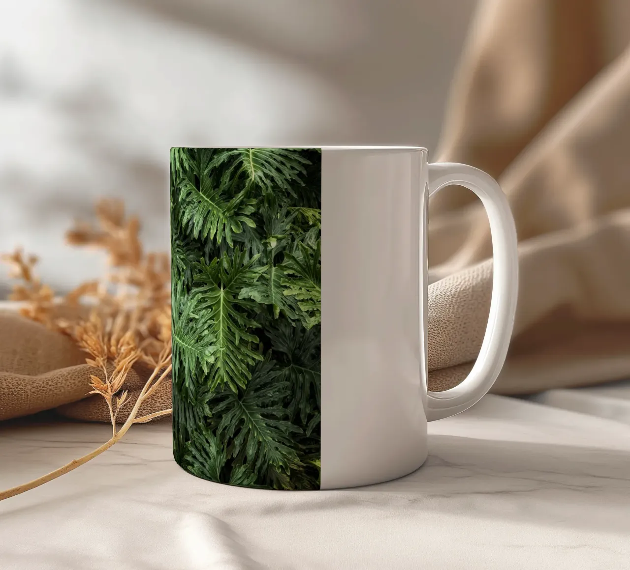 Foglie di Monstera tropicale tazza in ceramica da Curious Collections by Marielle Leenders