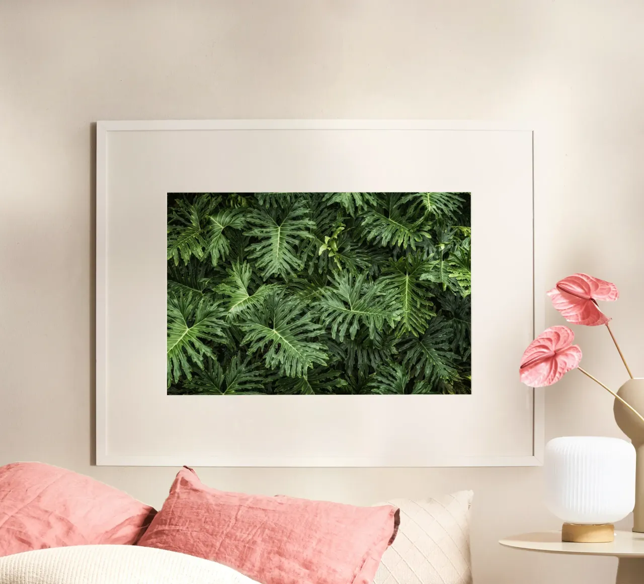 Foglie di Monstera tropicale poster con telaio in legno da Curious Collections by Marielle Leenders