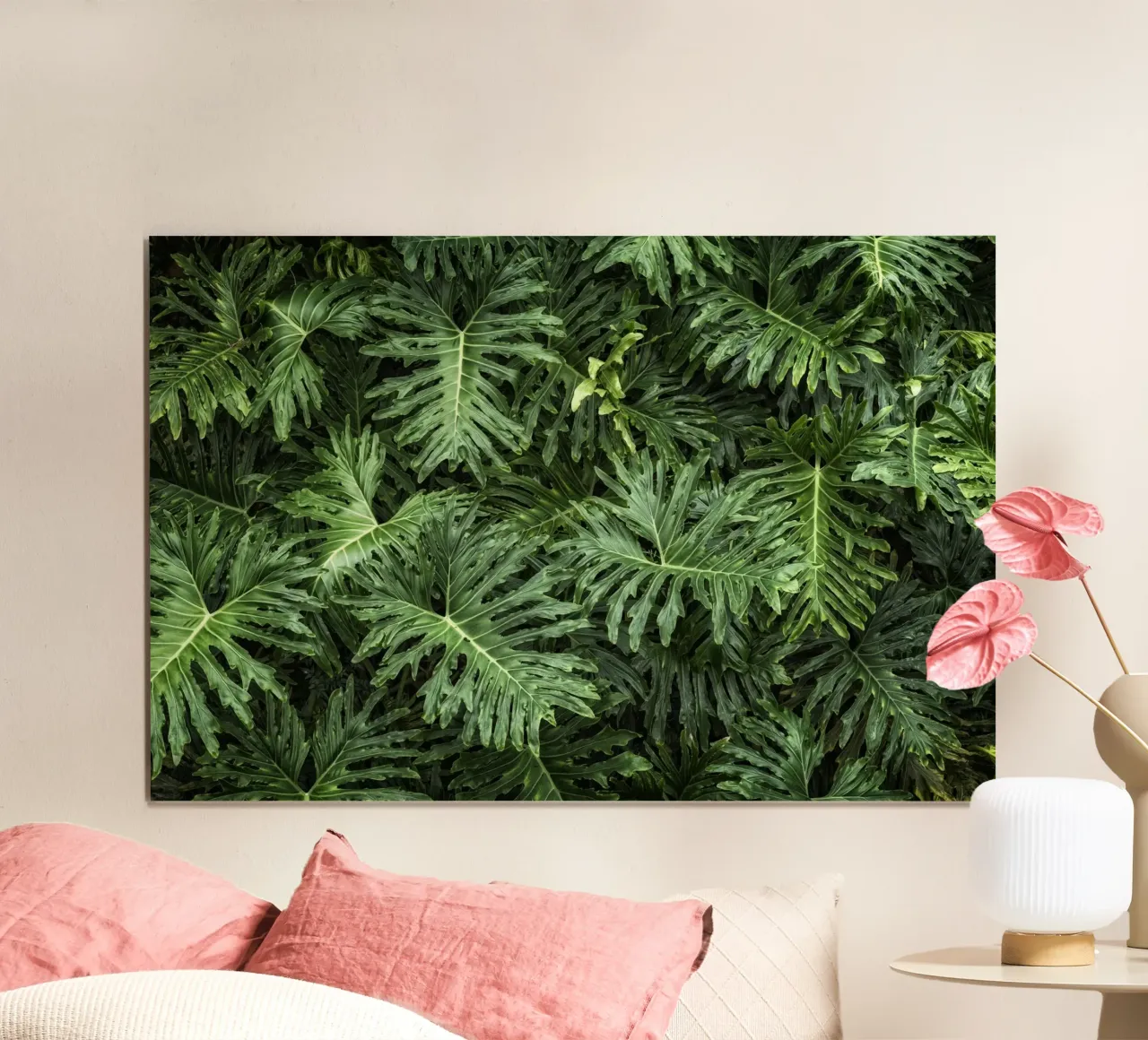 Foglie di Monstera tropicale poster con telaio in legno da Curious Collections by Marielle Leenders