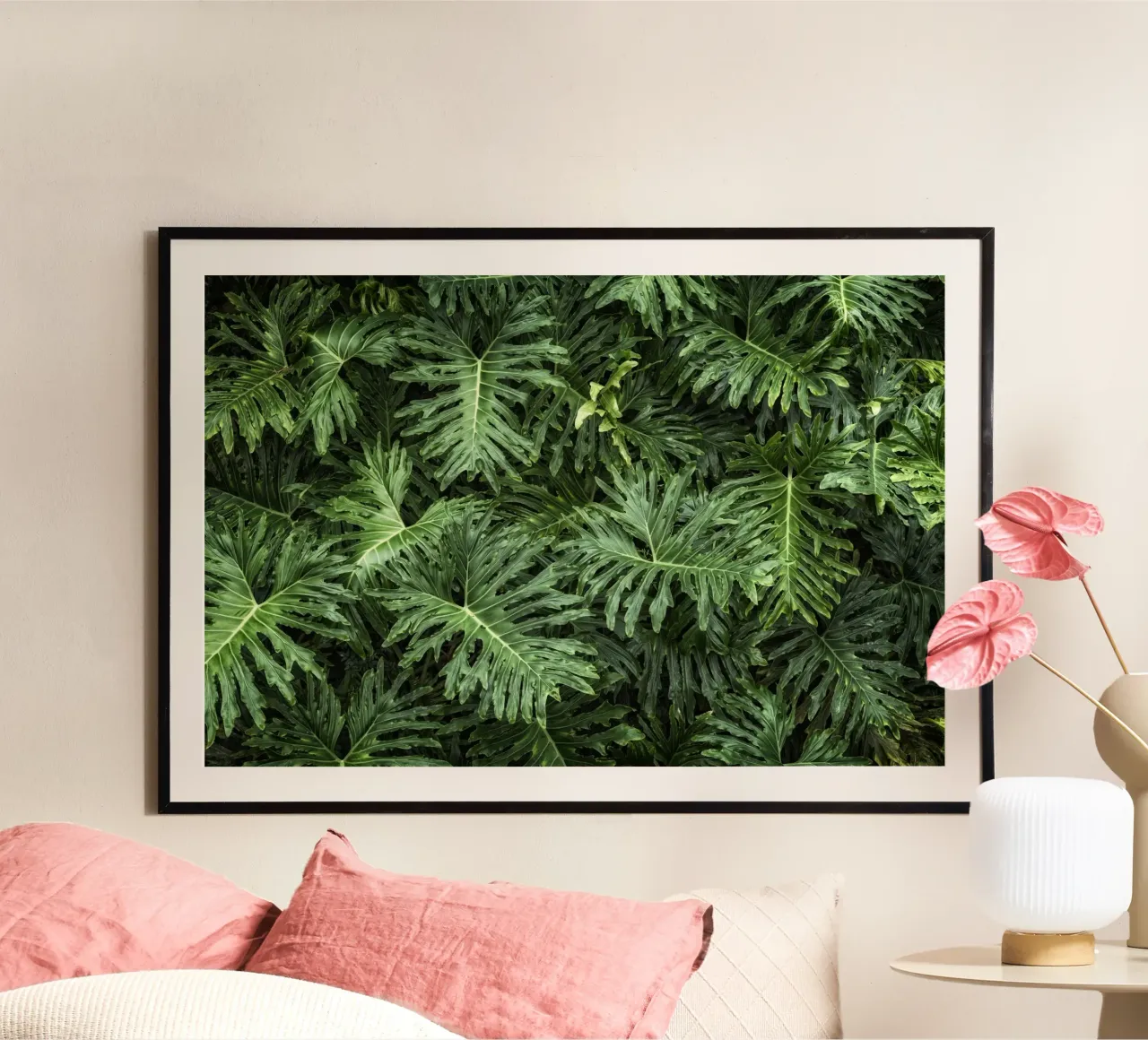 Foglie di Monstera tropicale poster con telaio in legno da Curious Collections by Marielle Leenders