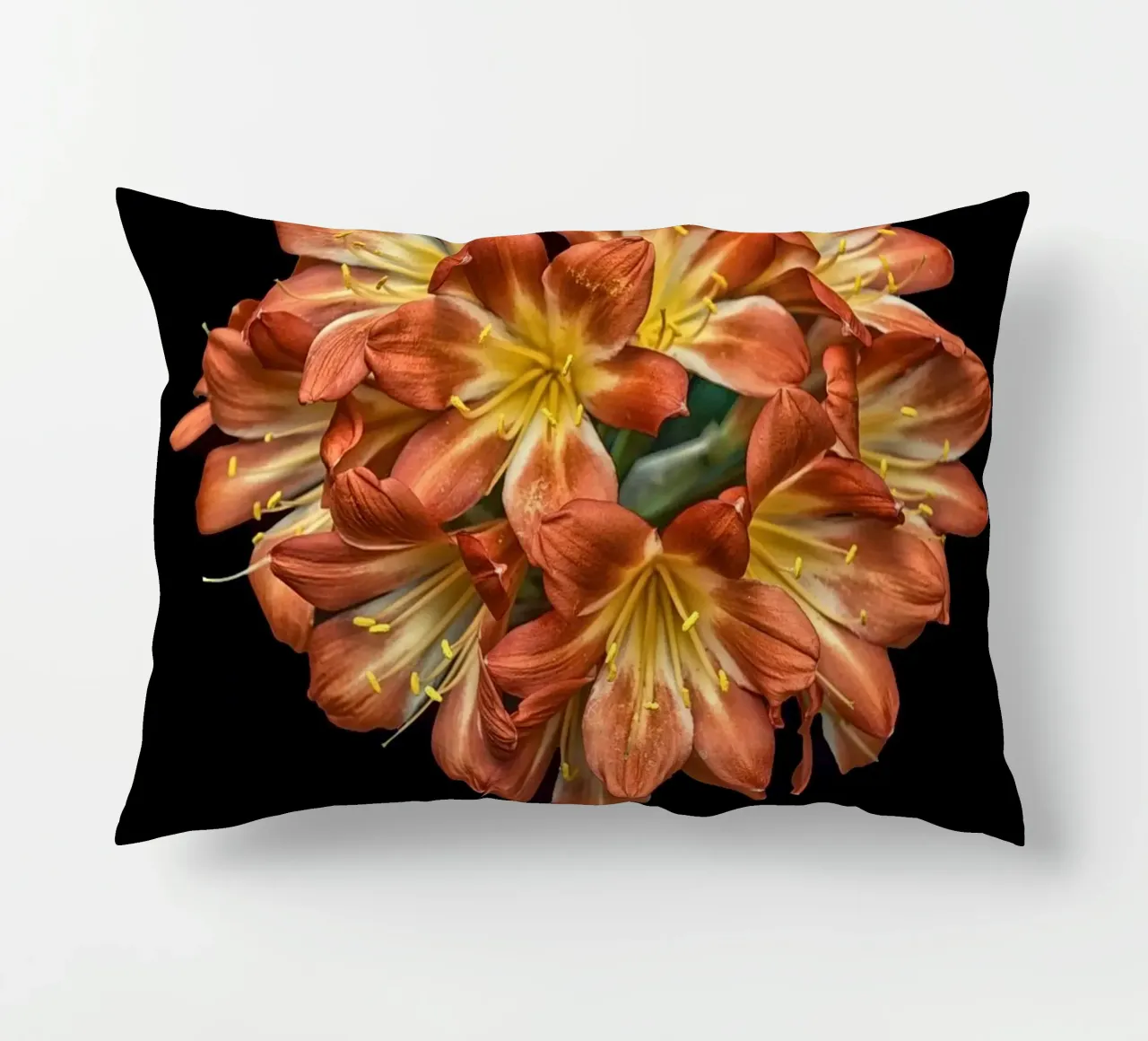 Fiore di Clivia arancione a forma di cuore cuscino da Curious Collections by Marielle Leenders