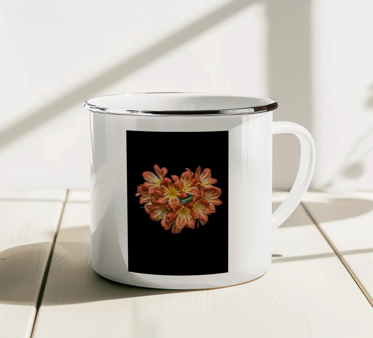 Fiore di Clivia arancione a forma di cuore tazza in smalto da Curious Collections by Marielle Leenders
