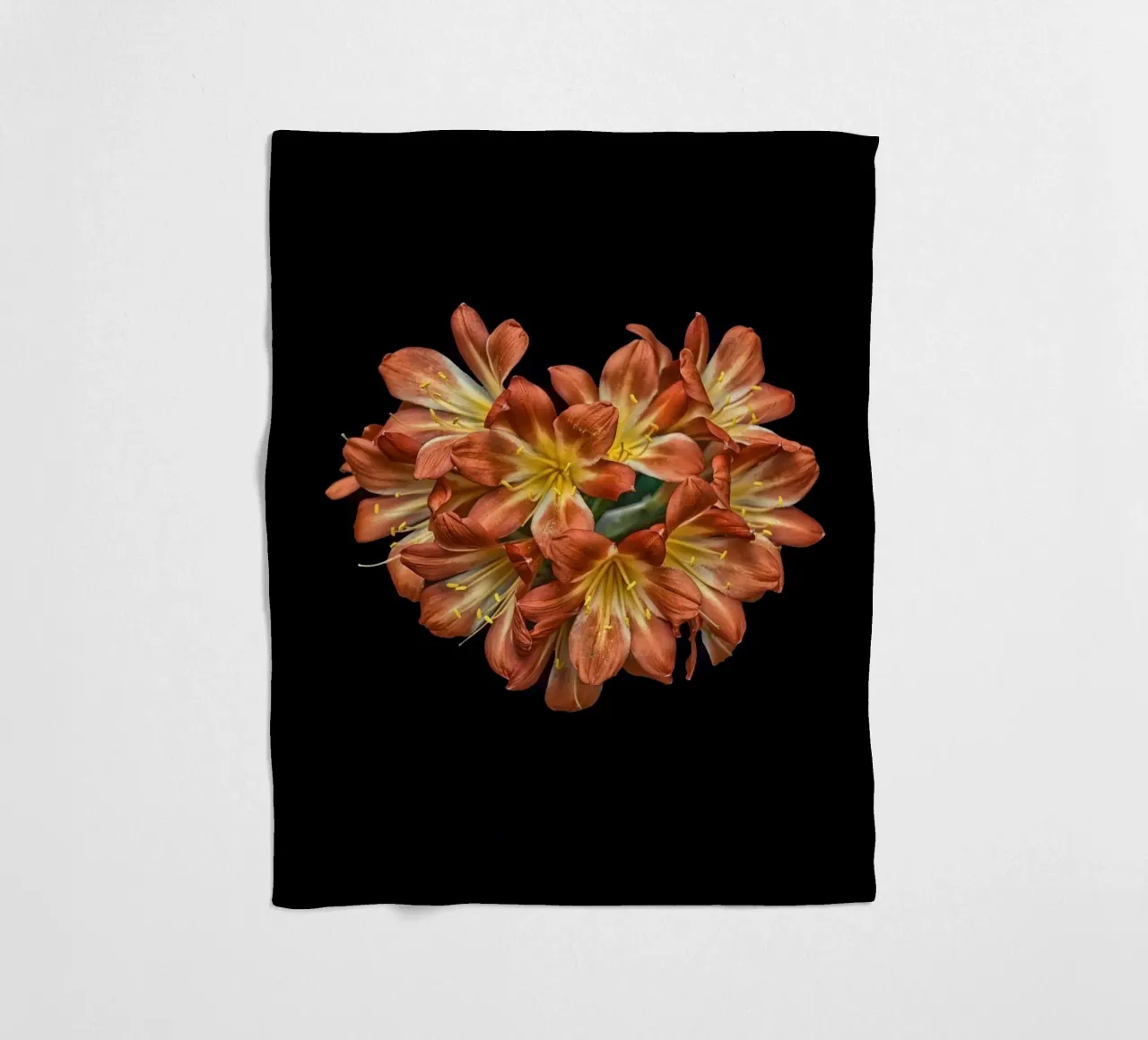 Fiore di Clivia arancione a forma di cuore coperta in pile da Curious Collections by Marielle Leenders