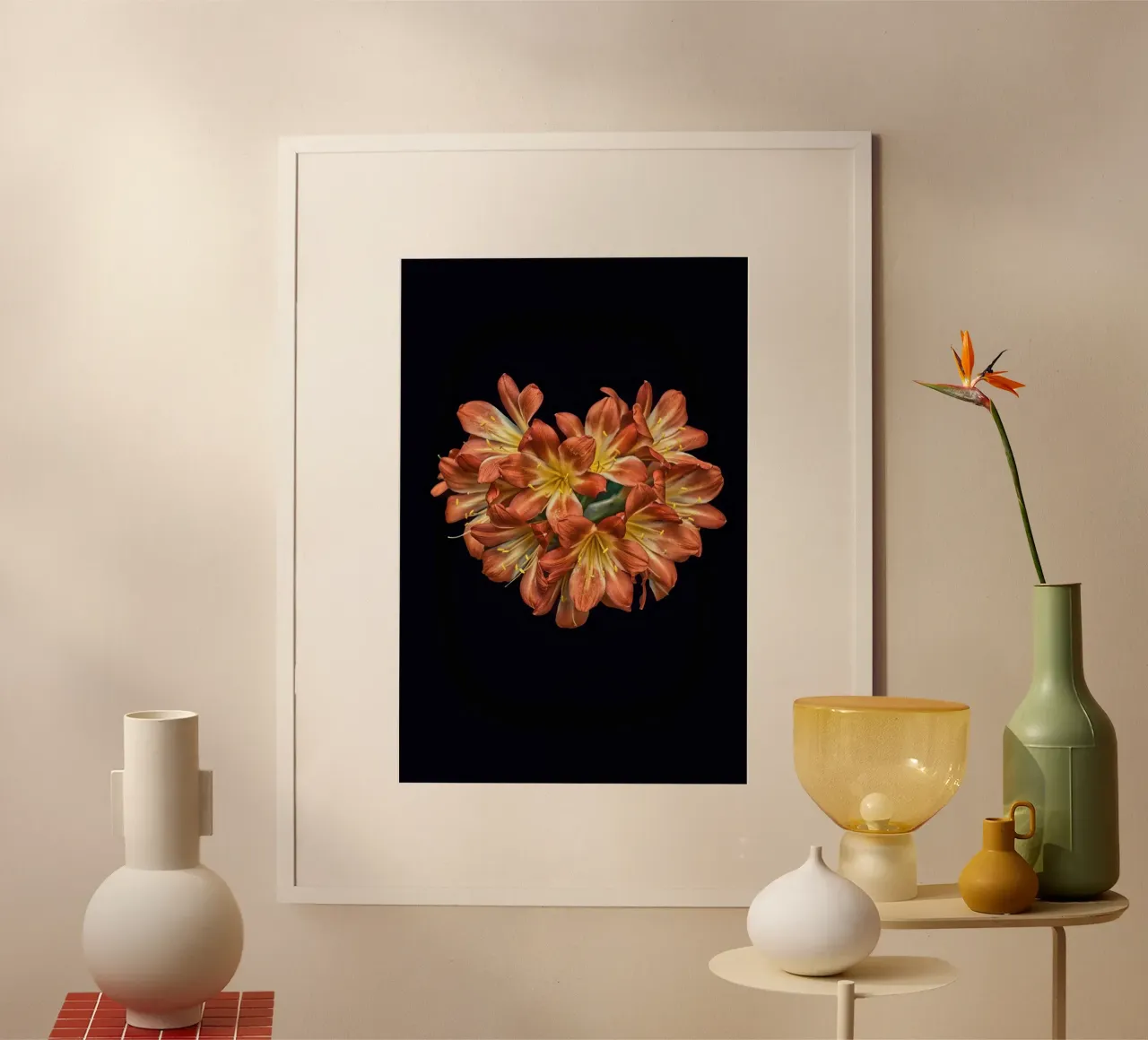 Fiore di Clivia arancione a forma di cuore poster con telaio in legno da Curious Collections by Marielle Leenders