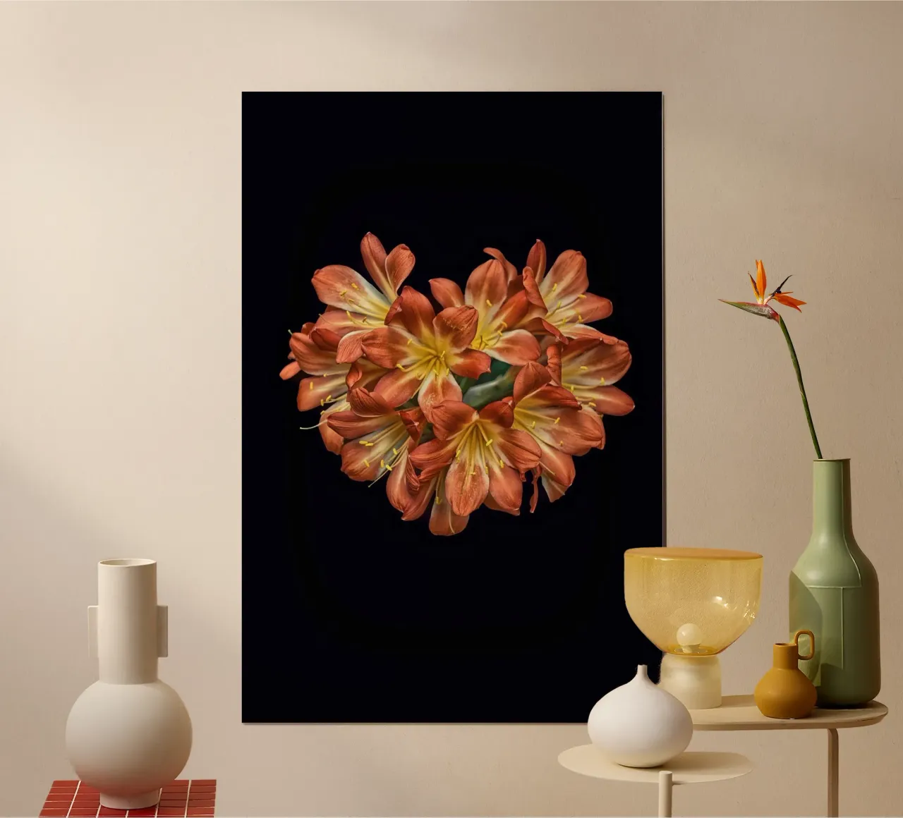 Fiore di Clivia arancione a forma di cuore poster con telaio in legno da Curious Collections by Marielle Leenders