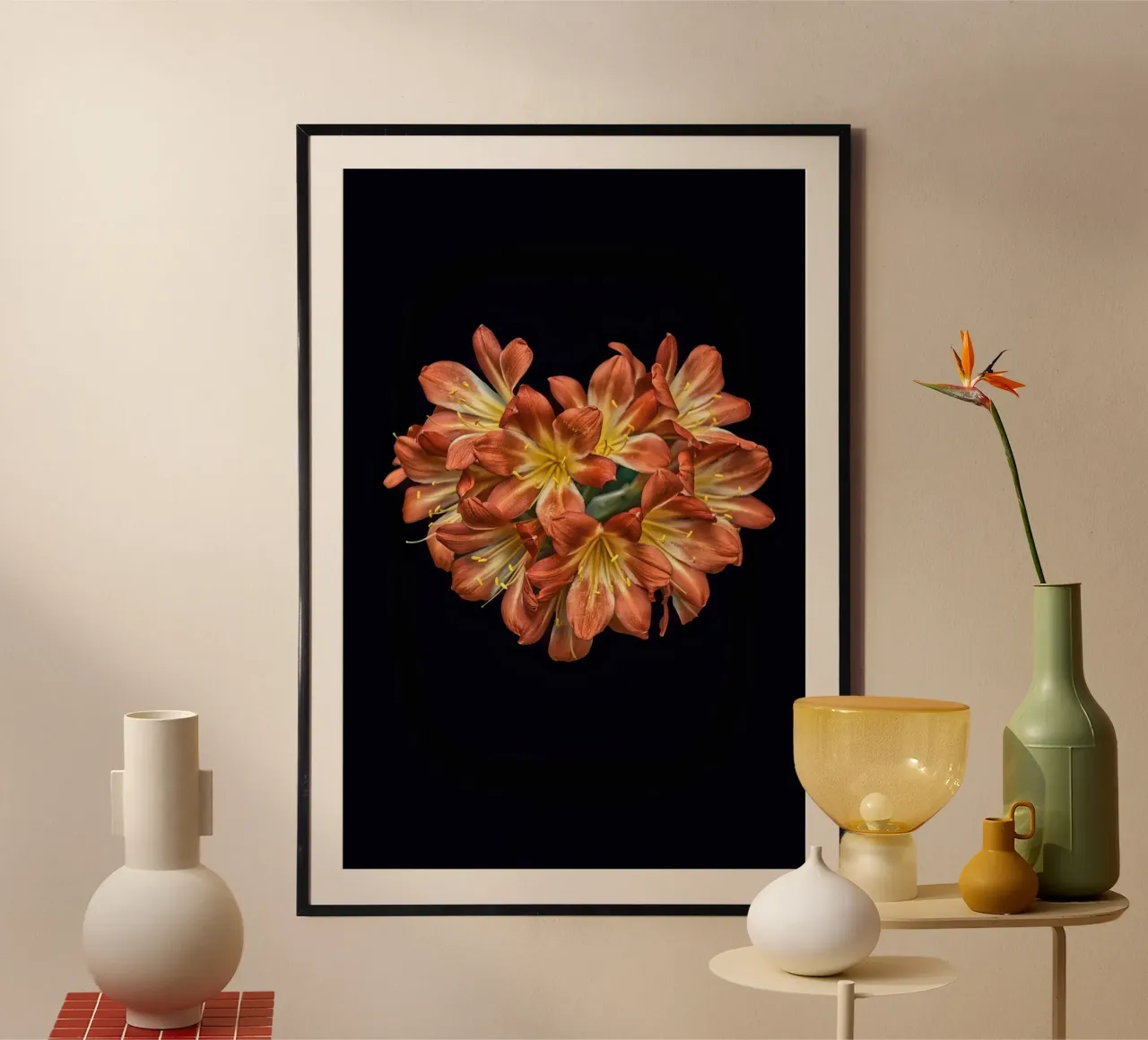Fiore di Clivia arancione a forma di cuore poster con telaio in legno da Curious Collections by Marielle Leenders