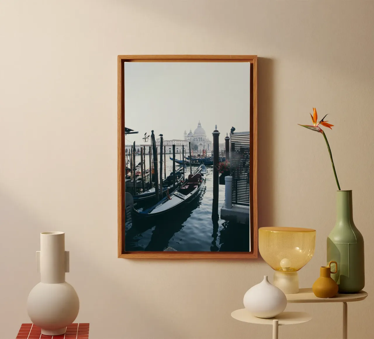 Gondel in een kanaal in Venetië - Fotografie canvas met Baklijst van Lisa Jureczko Arts Illustration