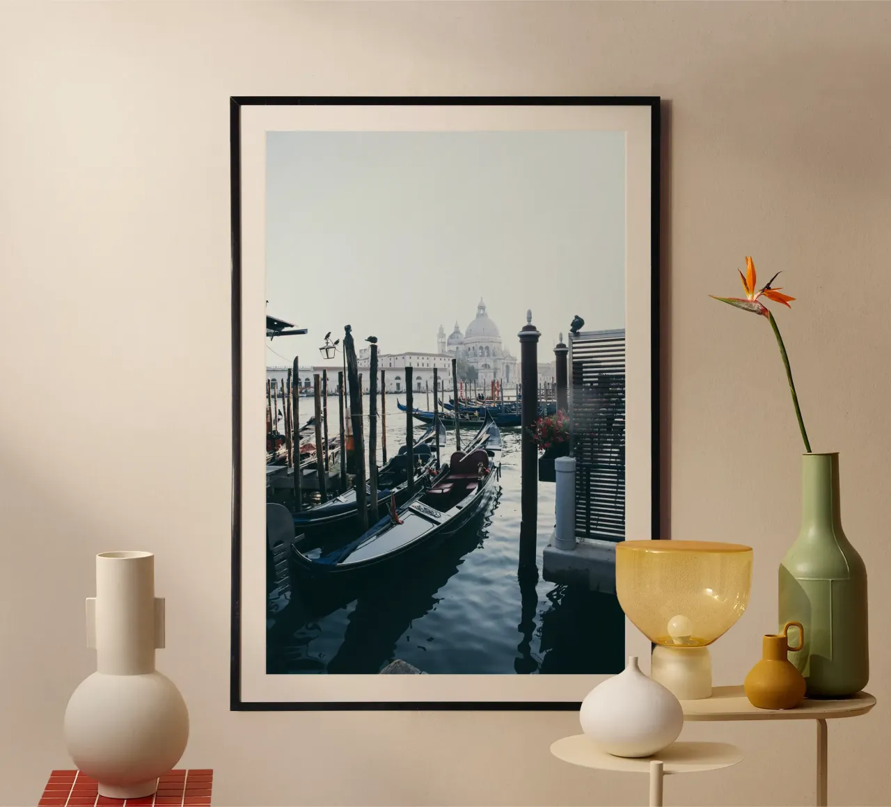 Gondola in un canale di Venezia - Fotografia poster con telaio in plastica da Lisa Jureczko Arts Illustration