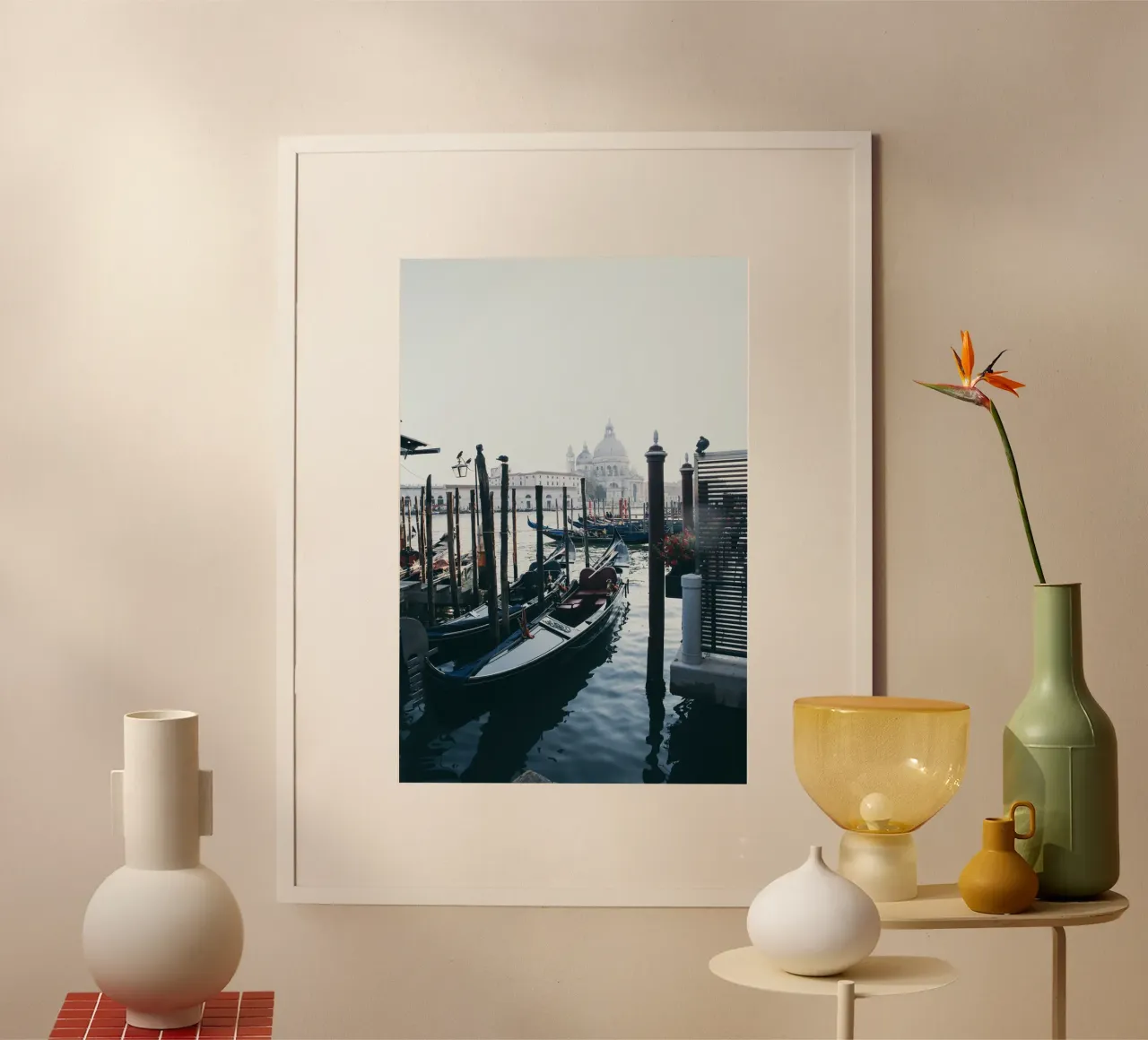 Gondola in un canale di Venezia - Fotografia poster con telaio in plastica da Lisa Jureczko Arts Illustration