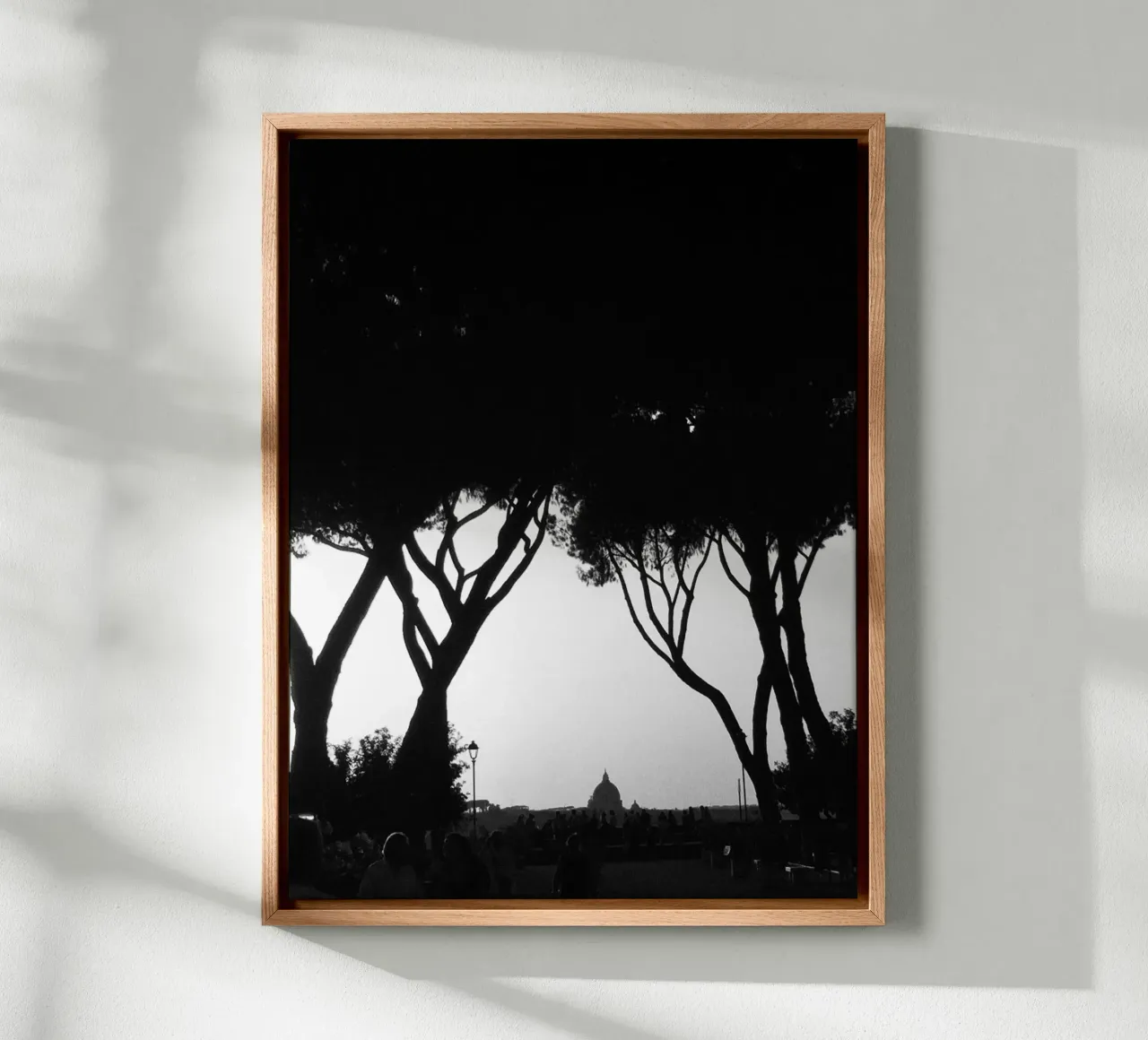 Blick auf den Petersdom in Rom - Schwarzweiss Fotografie Leinwand mit Schattenfugenrahmen von Lisa Jureczko Arts Illustration