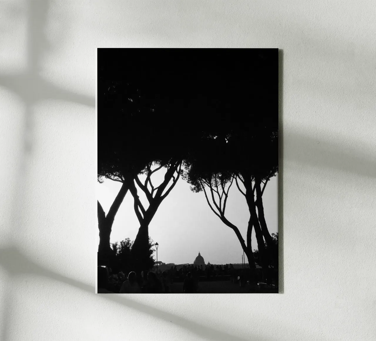 Blick auf den Petersdom in Rom - Schwarzweiss Fotografie Leinwand mit Schattenfugenrahmen von Lisa Jureczko Arts Illustration