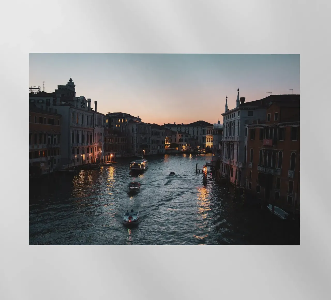 Canal Grande a Venezia di notte pellicola backlit da Lisa Jureczko Arts Illustration