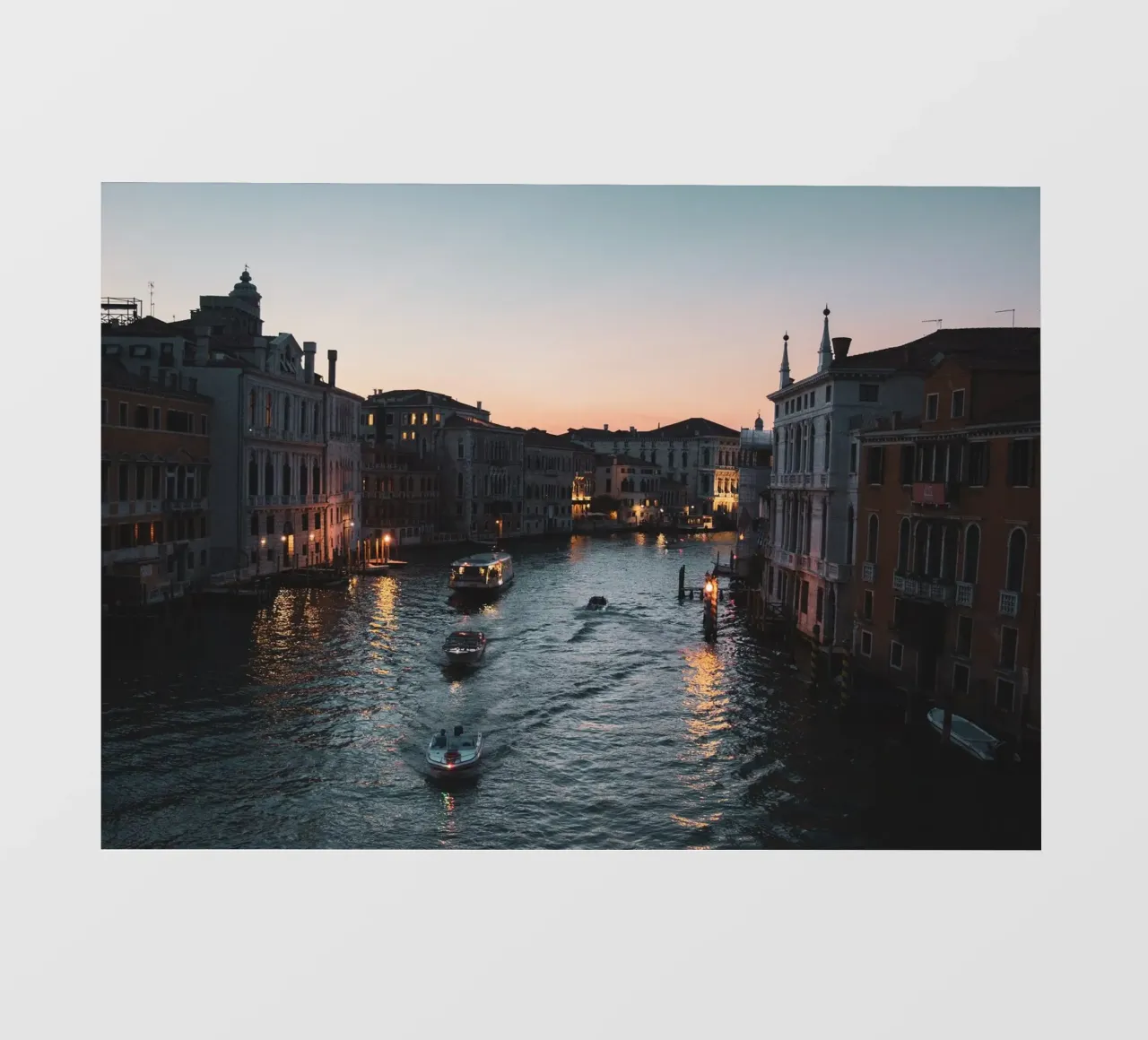 Canal Grande a Venezia di notte pellicola backlit da Lisa Jureczko Arts Illustration
