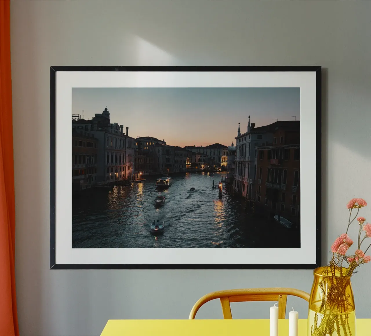Canal Grande a Venezia di notte poster con telaio in plastica da Lisa Jureczko Arts Illustration