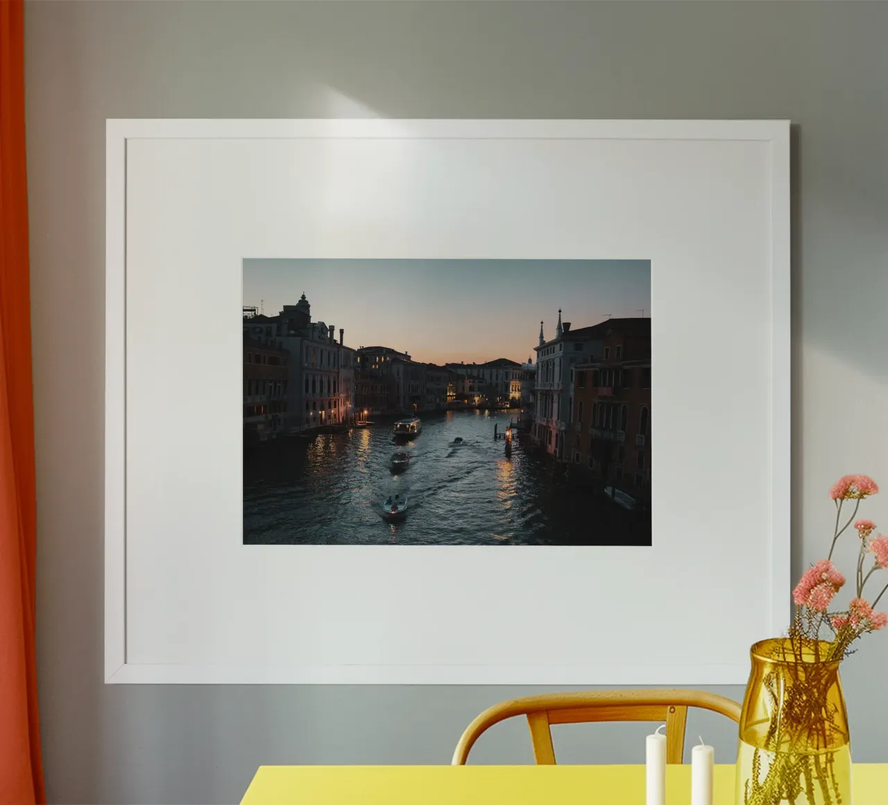 Canal Grande a Venezia di notte poster con telaio in plastica da Lisa Jureczko Arts Illustration