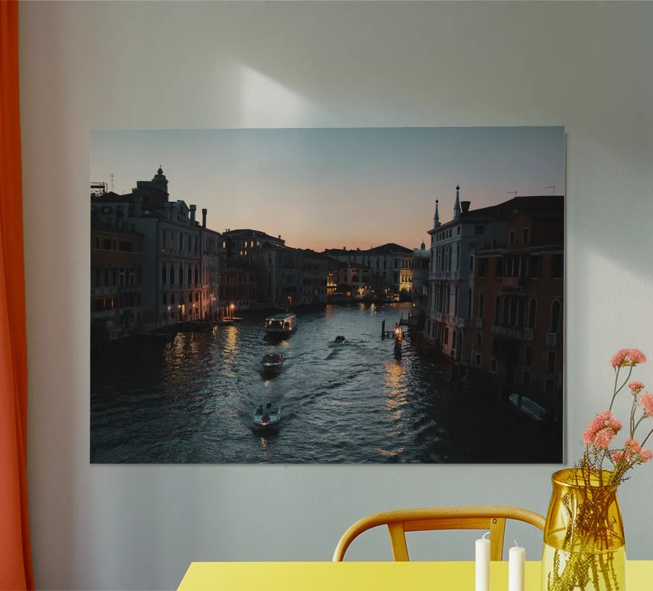 Canal Grande a Venezia di notte poster con telaio in plastica da Lisa Jureczko Arts Illustration