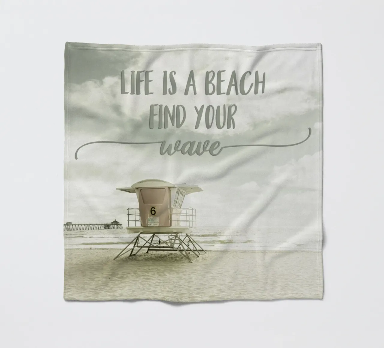 Life is a beach. Find your wave. | Beachscape coperta in pile da Melanie Viola
