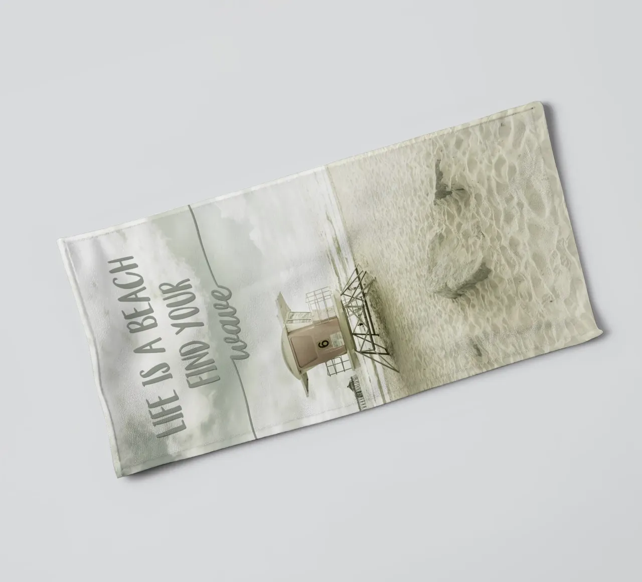 Life is a beach. Find your wave. | Beachscape asciugamano da bagno da Melanie Viola