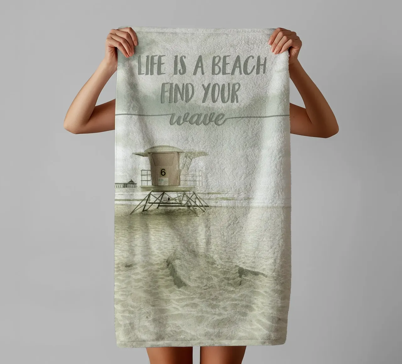 Life is a beach. Find your wave. | Beachscape asciugamano da bagno da Melanie Viola
