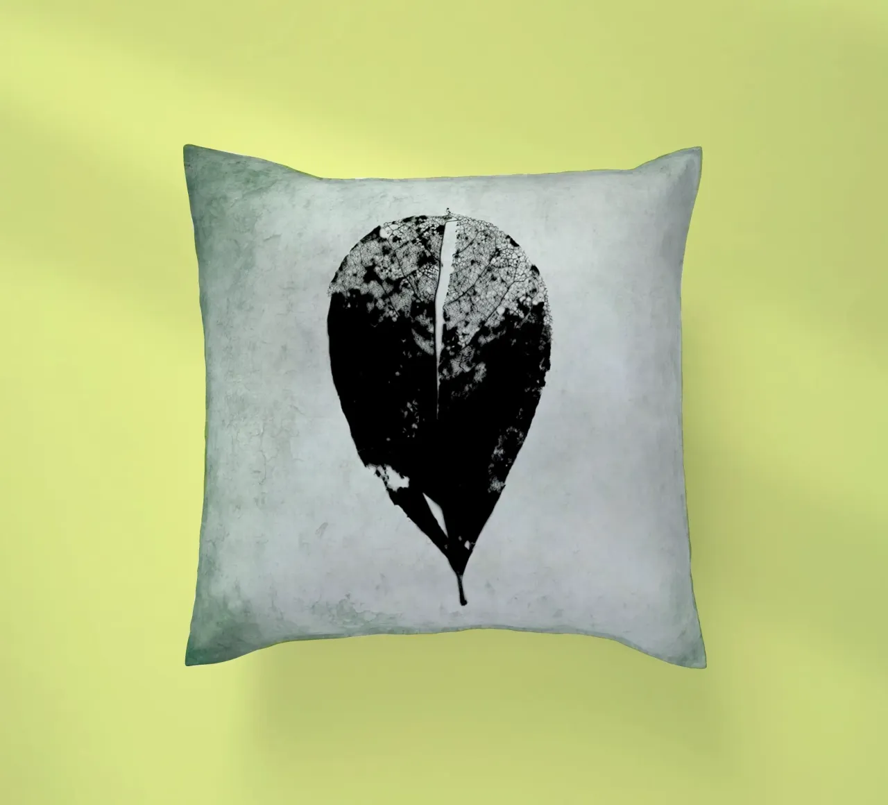 Leaf Skeleton cuscino da IRIS LEHNHARDT FINE ART