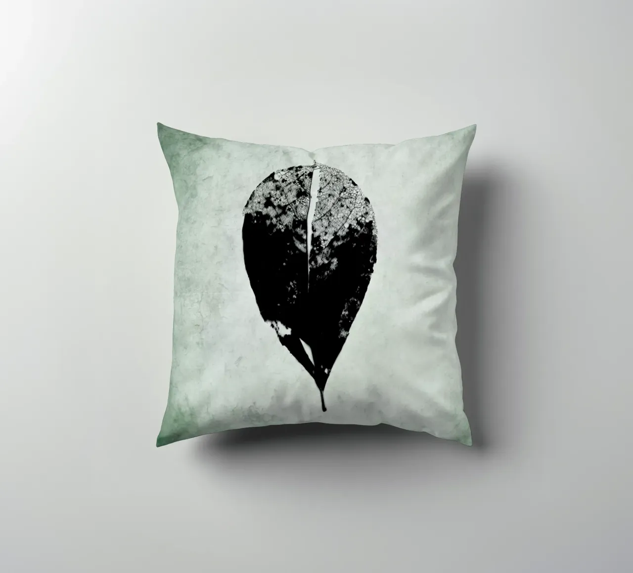 Leaf Skeleton cuscino da IRIS LEHNHARDT FINE ART