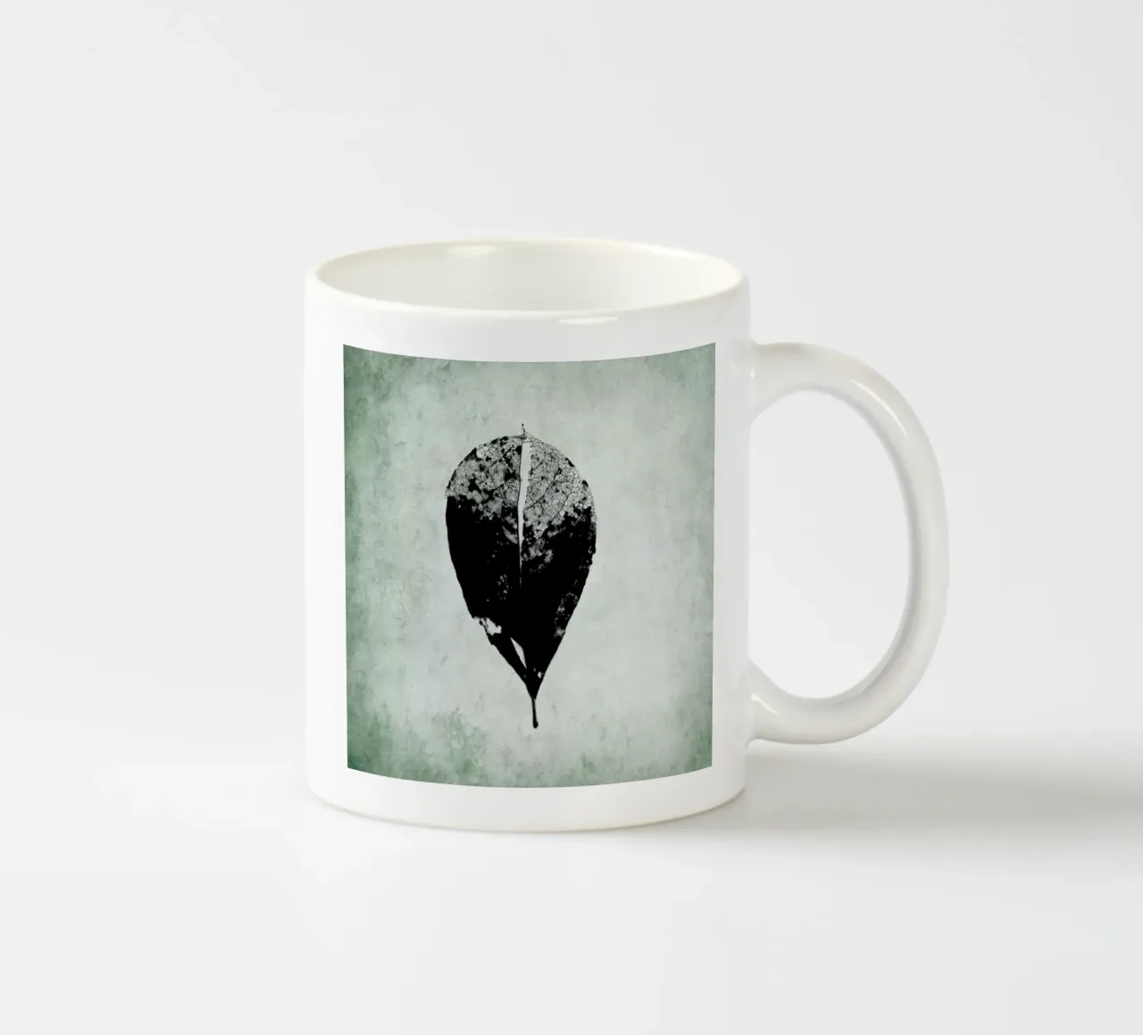 Leaf Skeleton tazza in ceramica da IRIS LEHNHARDT FINE ART