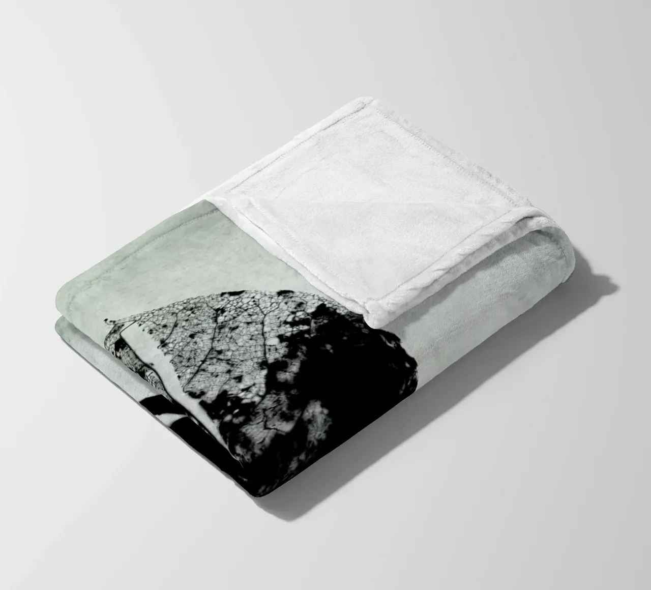 Leaf Skeleton coperta in pile da IRIS LEHNHARDT FINE ART