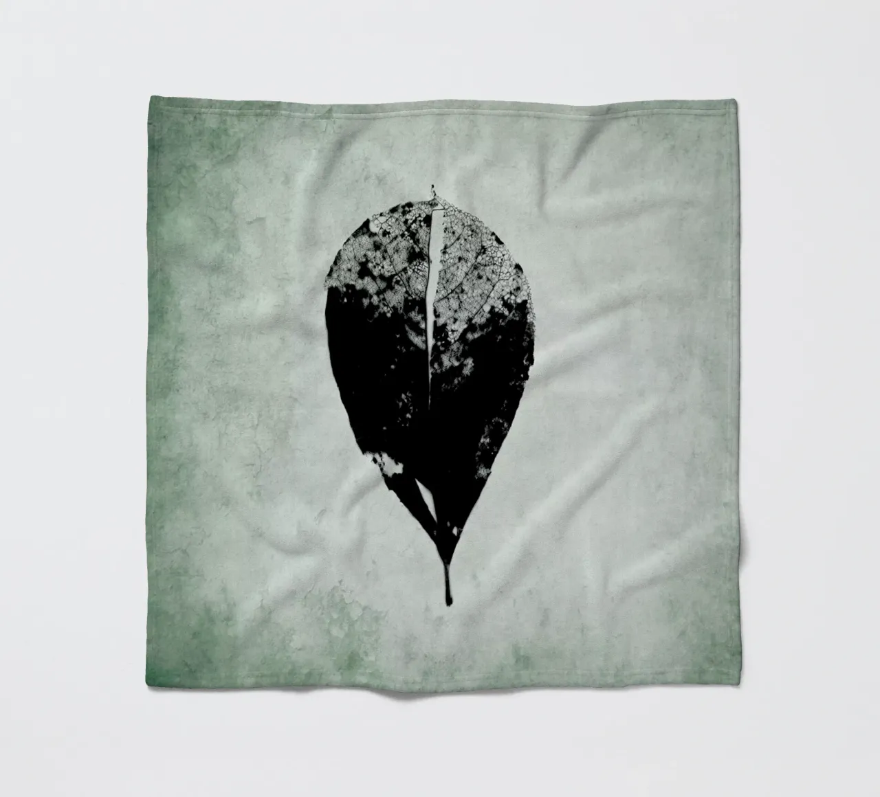 Leaf Skeleton Fleecedecke von IRIS LEHNHARDT FINE ART