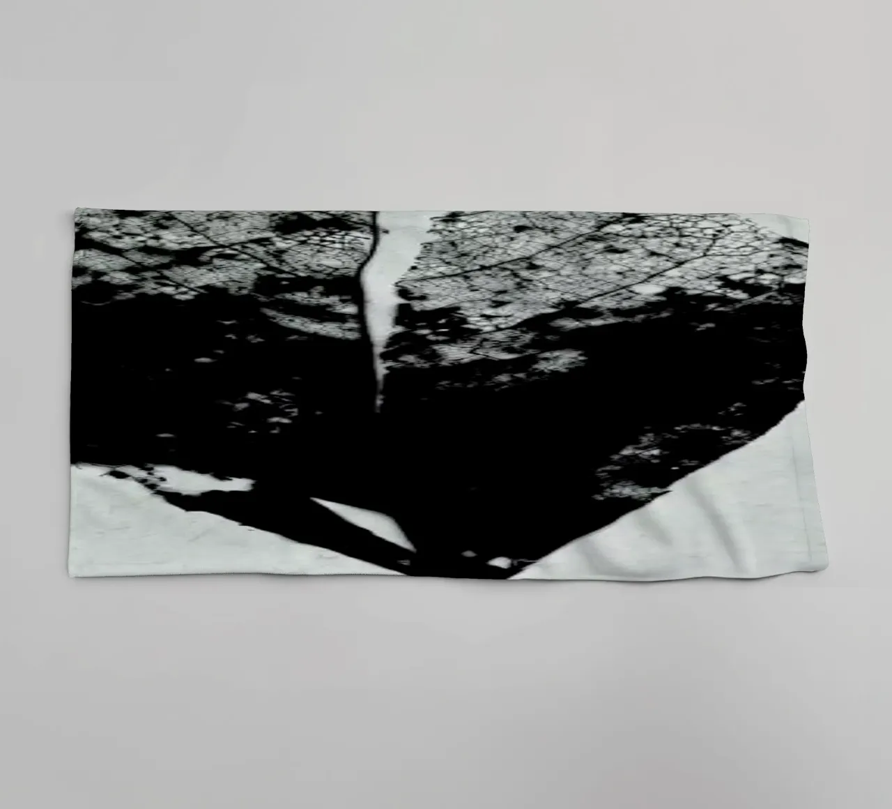 Leaf Skeleton asciugamano da bagno da IRIS LEHNHARDT FINE ART