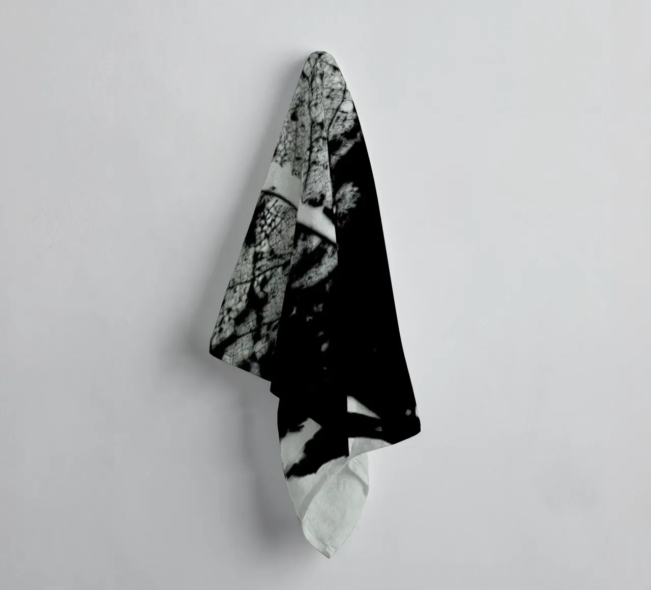 Leaf Skeleton asciugamano da bagno da IRIS LEHNHARDT FINE ART