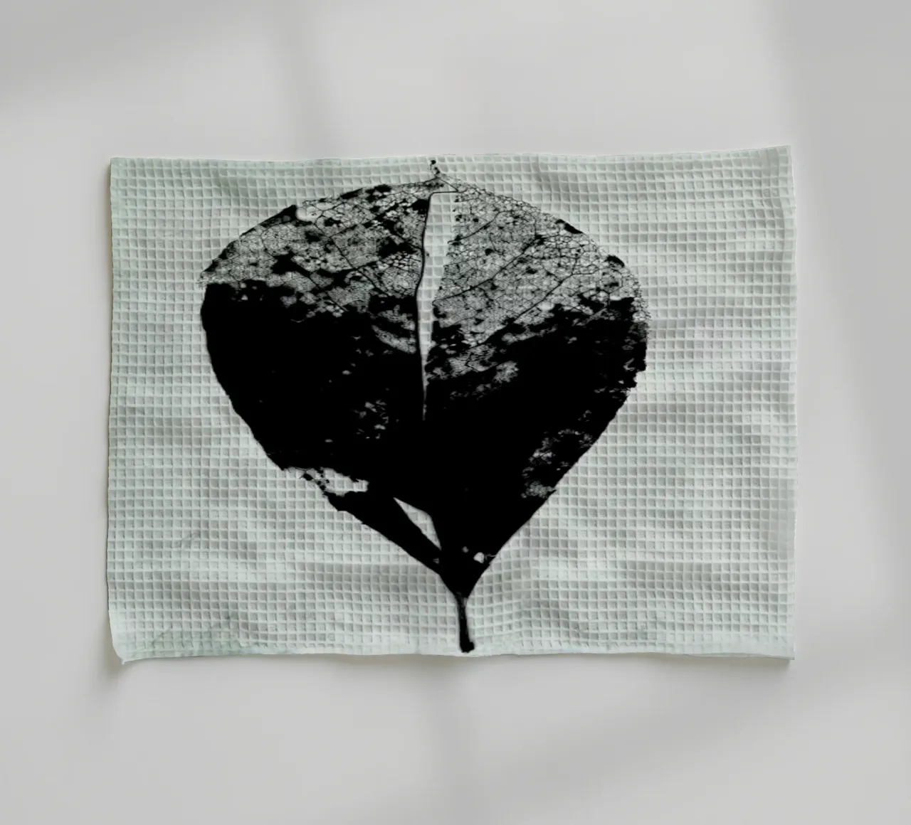 Leaf Skeleton theedoek van IRIS LEHNHARDT FINE ART