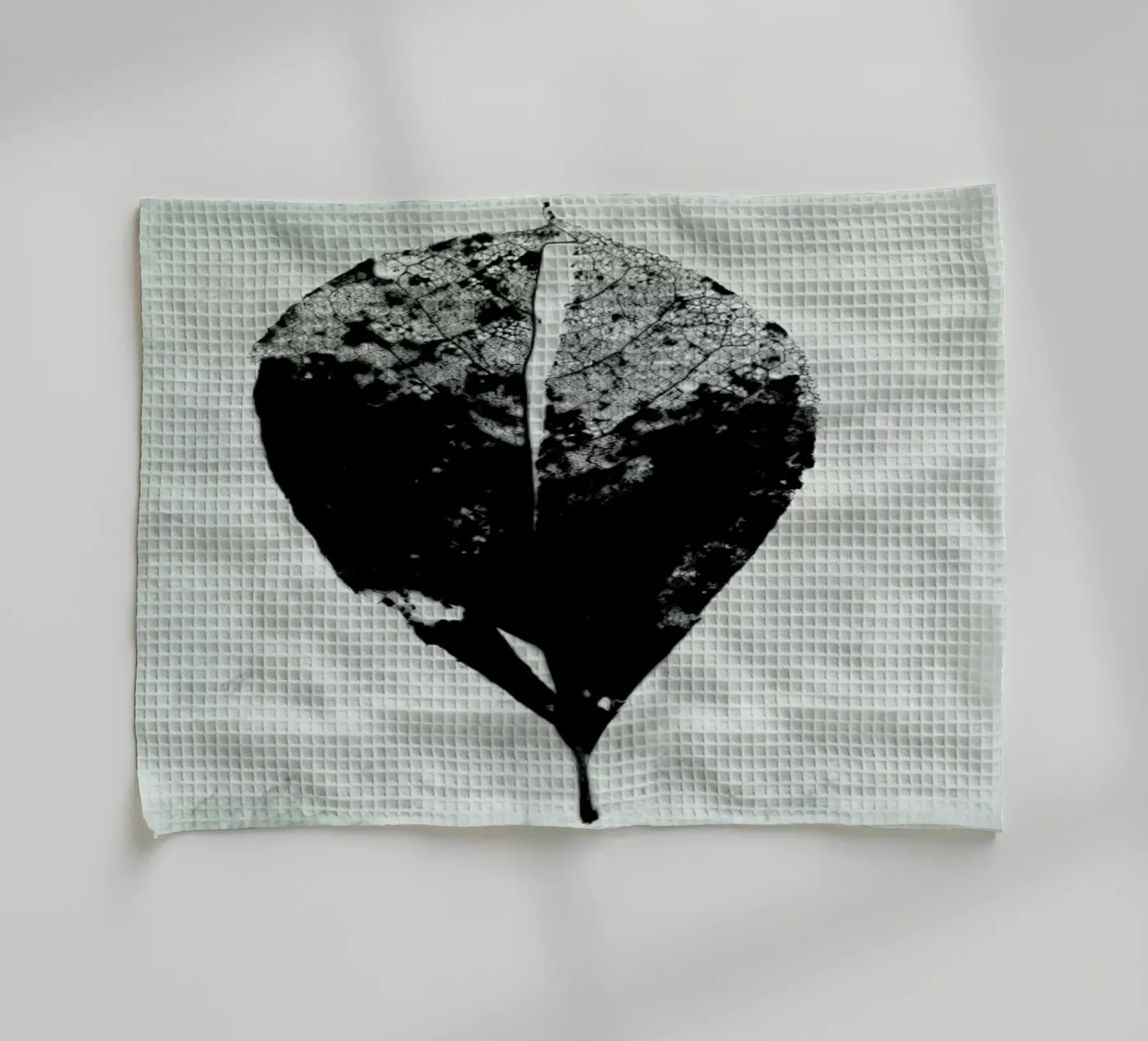 Leaf Skeleton Geschirrtuch von Visuelle Poesie am Wegesrand