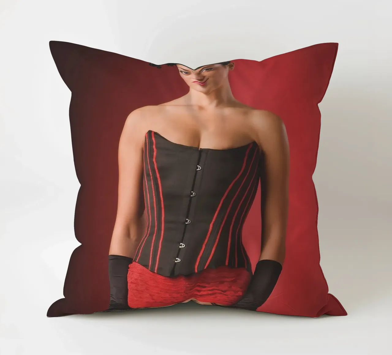 Burlesque rosso cuscino da Dave Hare Photography