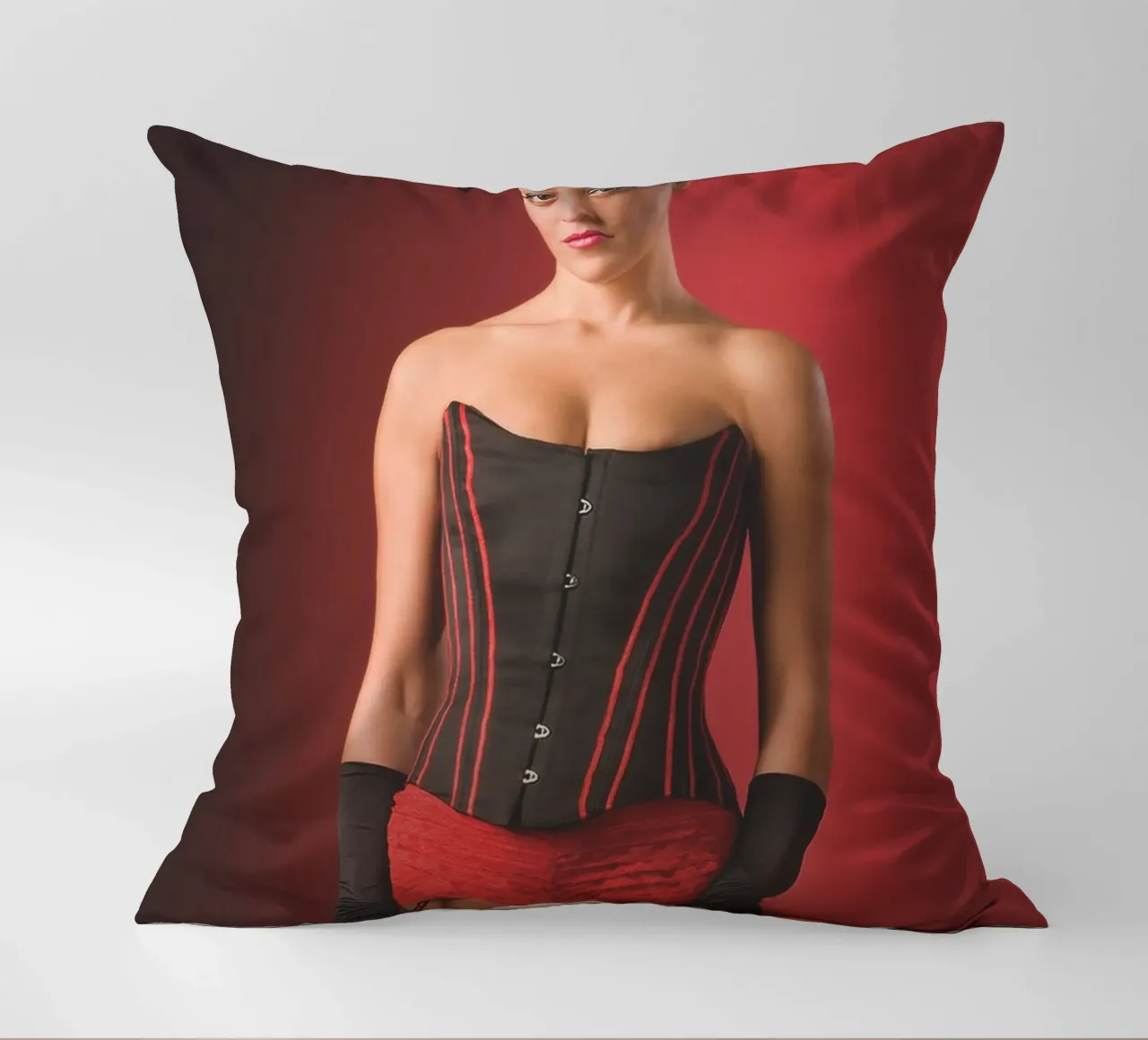Burlesque rosso cuscino da Dave Hare Photography