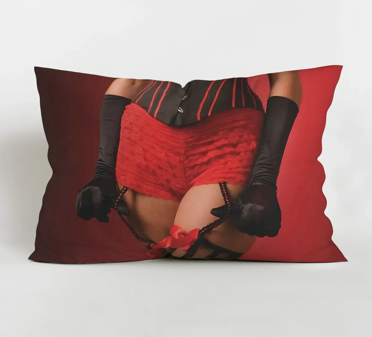 Burlesque rosso cuscino da Dave Hare Photography