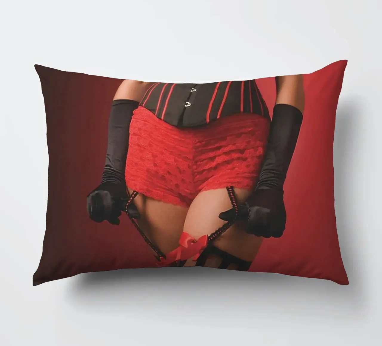 Burlesque rosso cuscino da Dave Hare Photography
